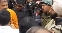 ips officer confronts bjp workers
