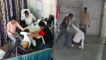 uttar pradesh doctor beating patient