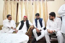 SP Chief Akhilesh Yadav visits Mukhtar Ansari family in Ghazipur 