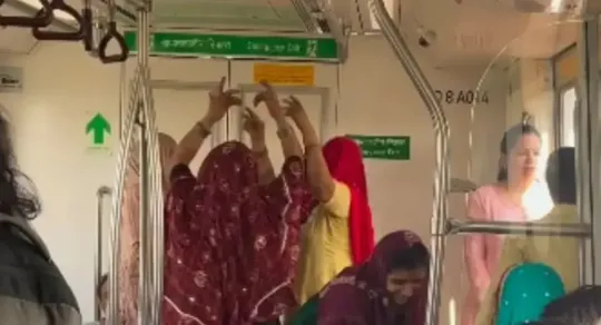 Delhi metro viral video social media women desi dance on haryanvi folk song