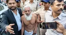 garland of shoes was thrown at judge in indore district court room lawyers beat