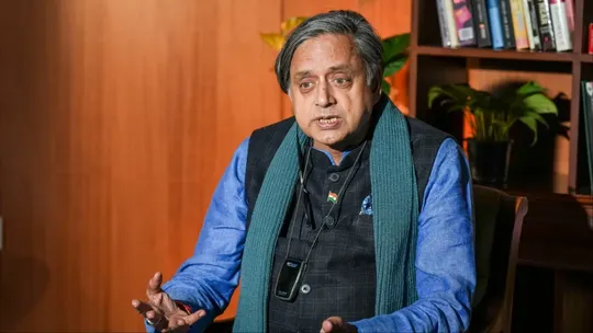 Shashi Tharoor, PA, smugling