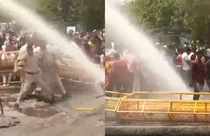 Delhi police use water cannon on protestors of water crisis (photo-screengrab/PTI)