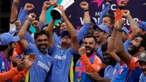 t20 world cup 2024 rahul dravid reaction viral after virat kohli handed him trophy ind vs sa