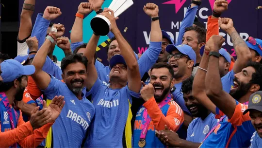 t20 world cup 2024 rahul dravid reaction viral after virat kohli handed him trophy ind vs sa