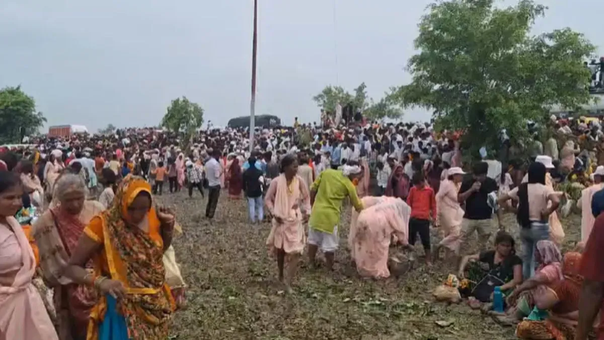 हाथरस हादसा सत्संग के बाद गुरुजी की कार निकली तभी चश्मदीदों ने बताया क्या हुआ था 