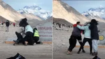 Mount Everest tourists throw punches