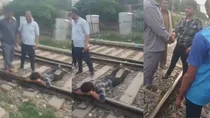 husband wife fight train video 
