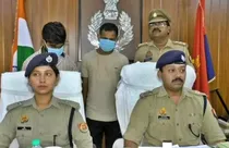SI involved in robbery of 42 lakhs (photo-aajtak)