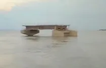 Pillar of under-construction bridge collapses (screengrab - twitter)