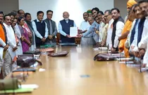 पीएम मोदी ने पार्टी के एससी/एसटी सांसदों के 70 सदस्यीय प्रतिनिधिमंडल के साथ मीटिंग की (फोटो-ट्विटर)