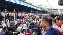 badlapur agitation against molestation people blocked railway track