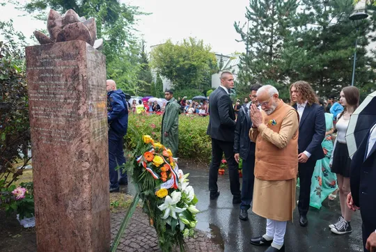 pm modi visits maharaja jamsaheb digvijaysinghji memorial in warsaw poland