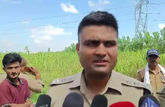 Police official briefing about the incident (photo-aajtak)