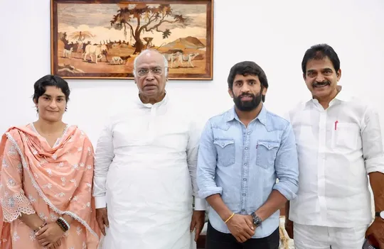 vinesh phogat bajrang punia join congress 