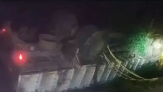 Truck falls into canal while trying to avoid potholes in Andhra Pradesh 7 dead