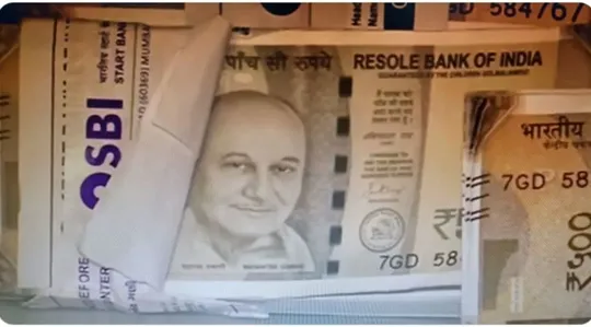 fake currency notes carrying picture of Anupam Kher