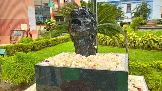 rg kar hospital statue