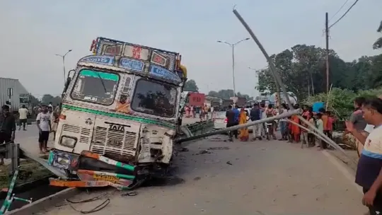 major road accident in mirzapur up truck and tractor collision ten labours dead cm yogi pm modi