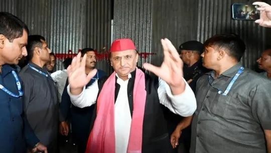 akhilesh yadav samajvadi party jaiprakash narayan