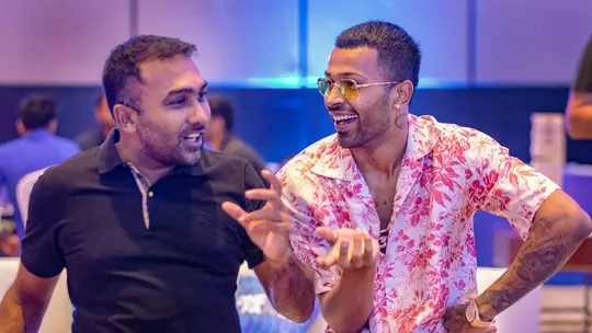 Mahela Jayawardene and Hardik Pandya 