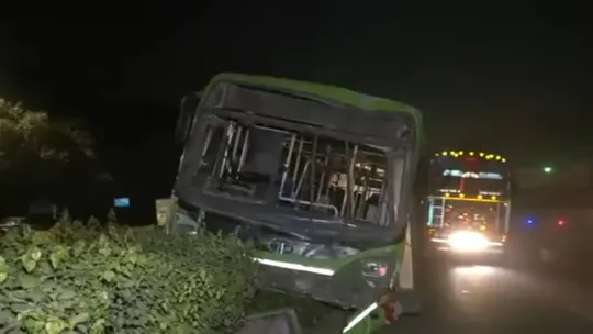 delhi civil lines dtc bus uncontrolled two people hit