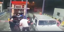 yamuna expressway toll employee beaten in greater noida mahindra thar