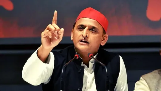 akhilesh yadav lent support to aspirants demanding eo aro pcs prelims exams on same day up