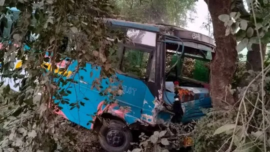 uttar pradesh hardoi road accident bus bolero clash