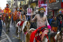 Mahakumbh 2025 50 lakh people took bath in Sangam preparations for flower shower