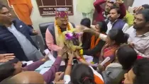 Kanpur ruckus in BJP president nomination bouquet of shoes given to election in-charge video