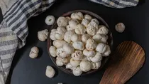 fox nuts or makhana health benefits in hindi