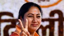 Rekha Gupta delhi cm women get 2500 bjp aap