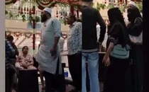muslim man angry on women for mehndi tried to impose his moral policing Muslim woman and her husband viral video