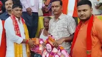 Bihar Minister's Blanket Distribution Amid Heatwave Has Netizens Sweating with Questions