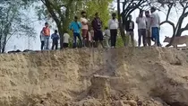 Kaushambi earthen mound collapsed 5 women died and 4 were injured in Uttar Pradesh