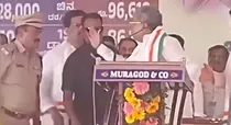 CM Siddaramaiah raises his hand at police officer SP karnataka bjp viral video