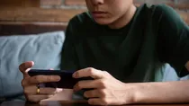 phone addiction leads to spine damage