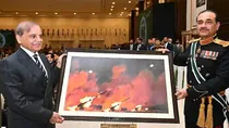 Pakistan Field Marshal Asim Munir Gifted Fake Photo To PM Shehbaz Sharif In A High Profile Dinner