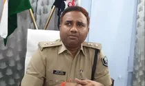 bihar ips deepak ranjan left by bodyguards as he halts for toilet at petrol pump