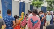 begusarai family tries to revive dead man using rolling pin flour outside hospital