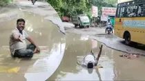 Kanpur Pothole Man Video, Kanpur Pothole Man, Kanpur news, Pothole, Pothole accident