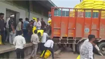 Damoh Farmers looted Sacks of Fertilizer 