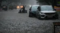 mumbai heavy rain red alert landslide waterlogging trains buses disrupted