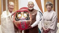 narendra modi gets daruma doll