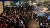 Delhi Metro station Heavy crowd due to rain after gurugram traffic jam video viral