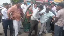 Kanpur Angry Mayor Pushed Metro Officer Into A Pit Filled With Mud