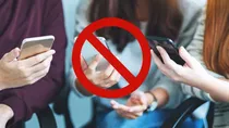 हमने ऐसे स्मार्टफोन की लिस्ट बनाई है जो आपको सेल में नहीं खरीदना (smartphones you should avoid during sale) है. चाहे तगड़ा ऑफर मिले या बड़ा डिस्काउंट, ये वाले फोन खरीदना मतलब अपना पैसा बर्बाद करना है.