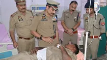 Varanasi Lawyers beat up police inspector in court 