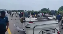 unnao lucknow agra expressway accident car runs over workers 4 dead 2 injured